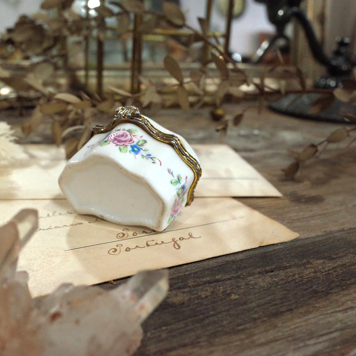 葡萄牙帶回老件.早期白瓷玫瑰花金屬扣珠寶盒.小飾品盒.隨身藥盒.擺飾收藏