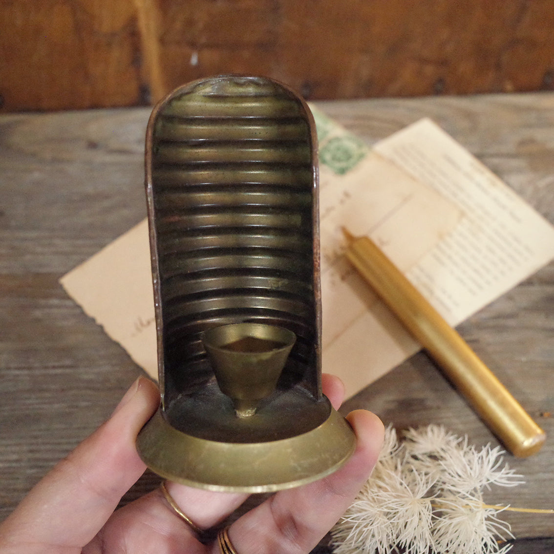 西班牙老件.1950's鄉村風銅製手拿小燭台.條紋背板裝飾壁掛