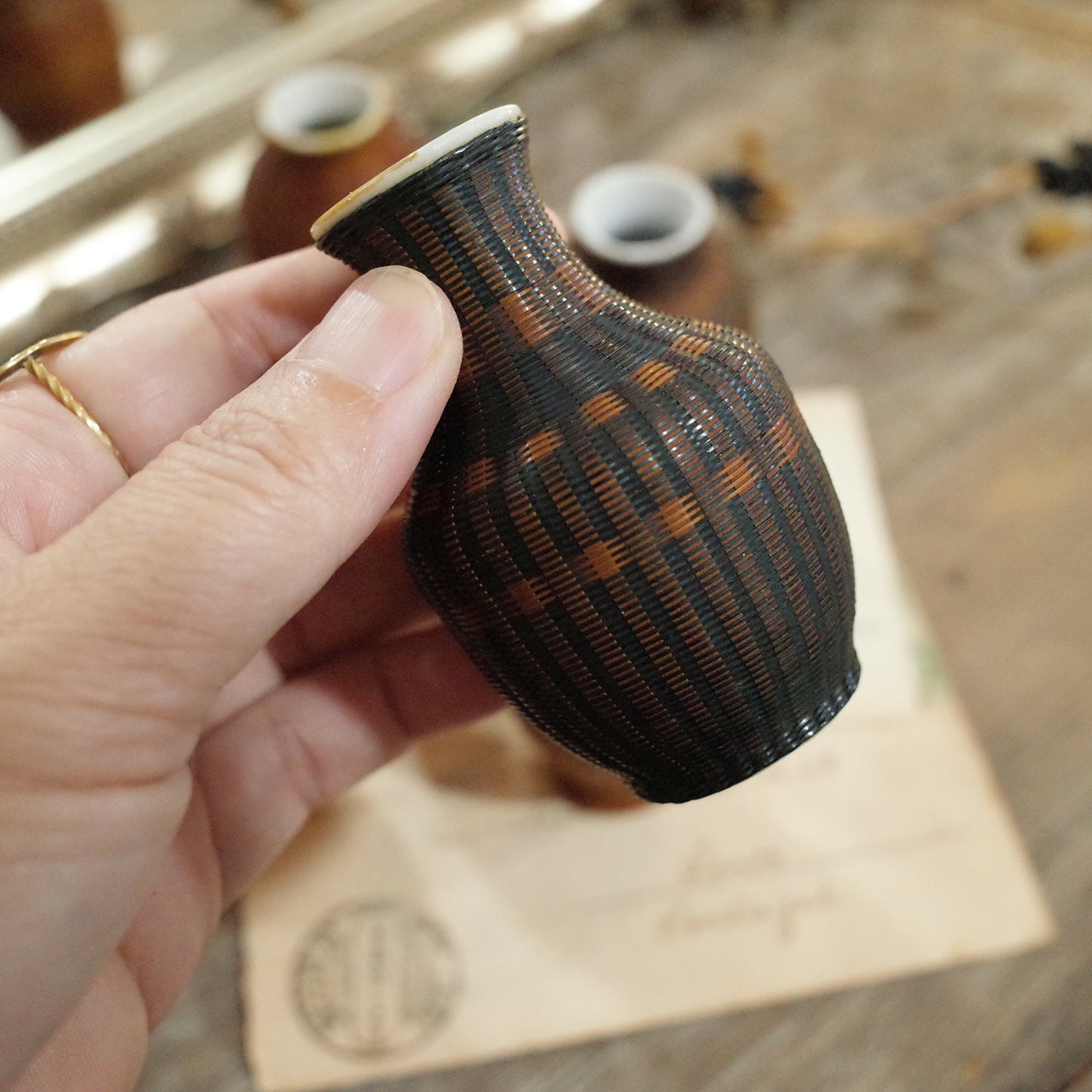老件.精緻迷你(竹)編織陶瓷小花瓶.小花器.細目編織瓷膽.單入售#古董#收藏品